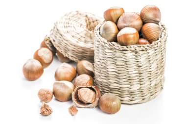 Beyaz arka planda fındıklar.