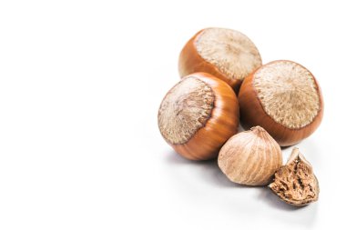 Beyaz arka planda fındıklar.