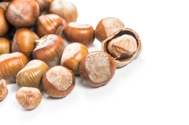 Fındıklar beyaz arka planda izole.