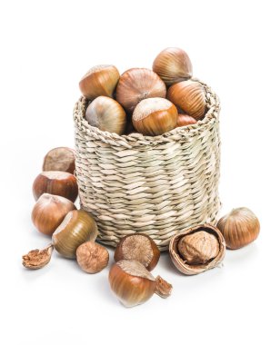 Fındıklar beyaz arka planda izole.