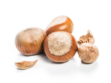 Fındıklar beyaz arka planda izole.