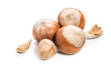 Fındıklar beyaz arka planda izole.