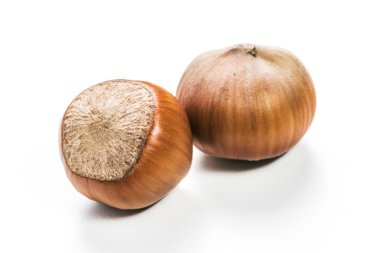 Fındıklar beyaz arka planda izole.