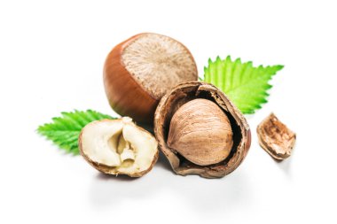 Fındıklar beyaz arka planda izole.