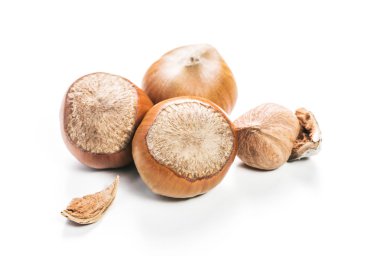 Fındıklar beyaz arka planda izole.