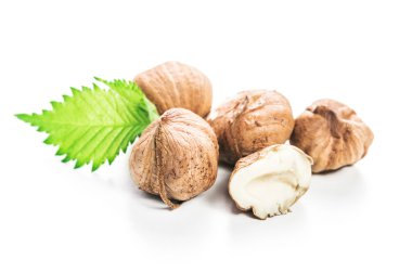 Fındıklar beyaz arka planda izole.