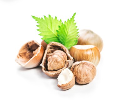 Fındıklar beyaz arka planda izole.