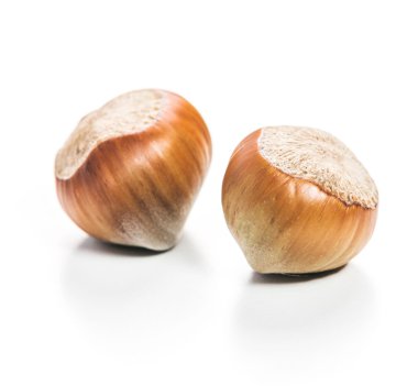 Fındıklar beyaz arka planda izole.