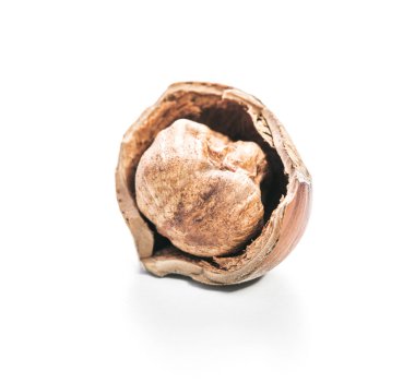 Fındıklar beyaz arka planda izole.