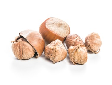 Fındıklar beyaz arka planda izole.