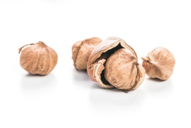 Fındıklar beyaz arka planda izole.