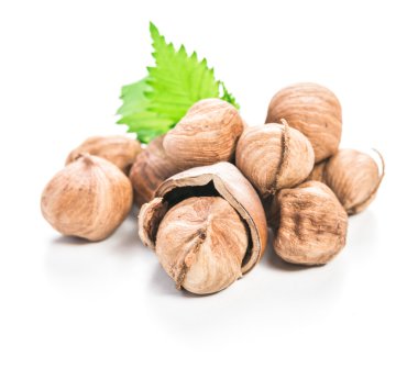 Fındıklar beyaz arka planda izole.