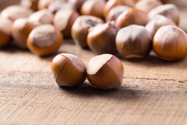 Ahşap arka planda fındıklar