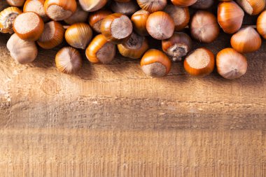 Ahşap arka planda fındıklar
