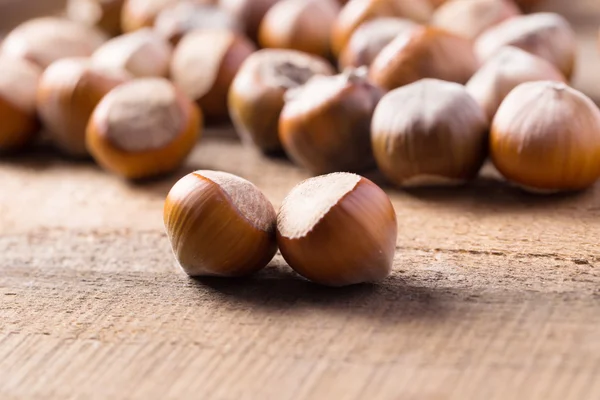 Ahşap arka planda fındıklar