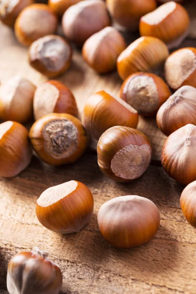 Ahşap arka planda fındıklar