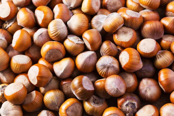 Ahşap arka planda fındıklar