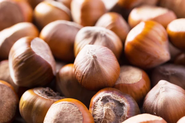 Ahşap arka planda fındıklar