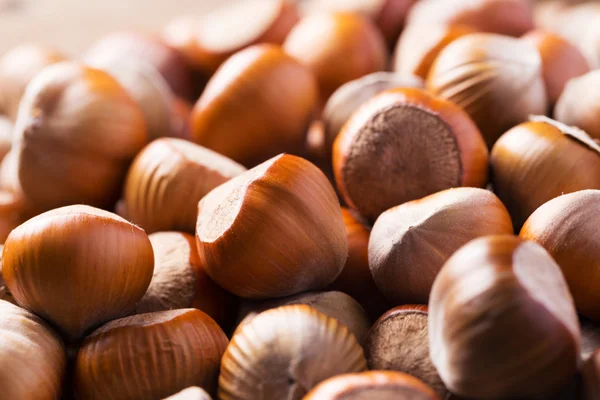 Ahşap arka planda fındıklar