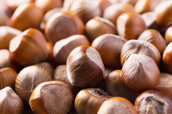 Ahşap arka planda fındıklar