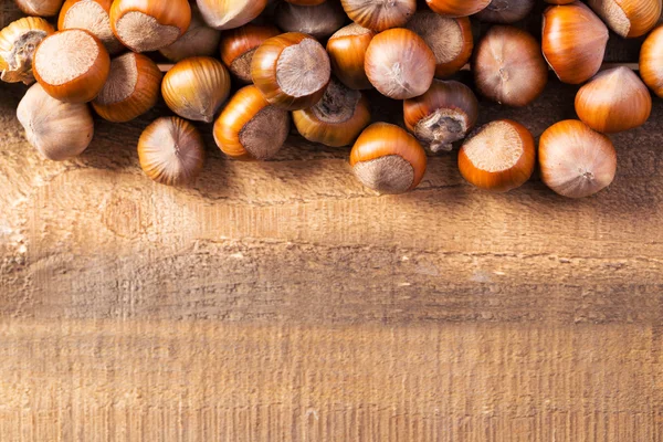 Ahşap arka planda fındıklar