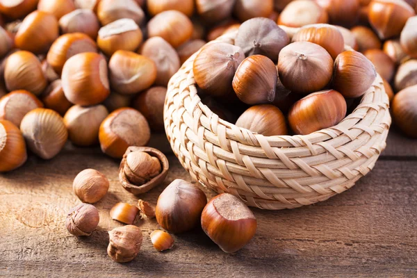 Ahşap arka planda fındıklar