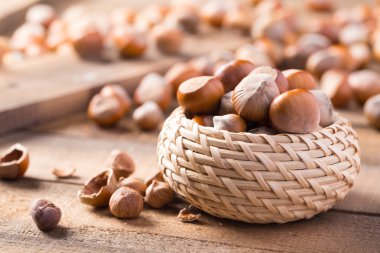 Ahşap arka planda fındıklar