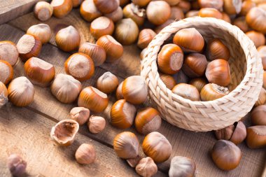 Ahşap arka planda fındıklar