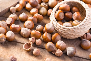 Ahşap arka planda fındıklar