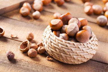 Ahşap arka planda fındıklar