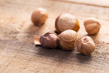 Ahşap arka planda fındıklar