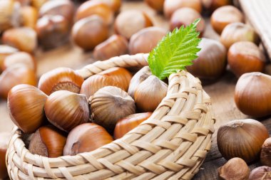 Ahşap arka planda fındıklar