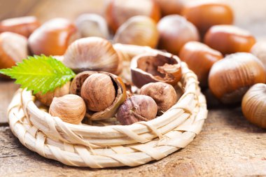 Ahşap arka planda fındıklar