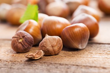 Ahşap arka planda fındıklar