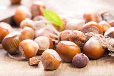 Ahşap arka planda fındıklar