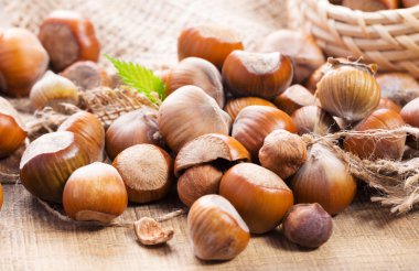 Ahşap arka planda fındıklar