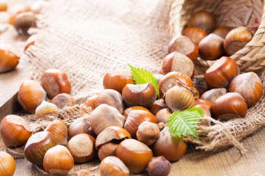 Ahşap arka planda fındıklar