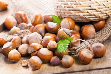 Ahşap arka planda fındıklar