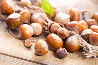 Ahşap arka planda fındıklar