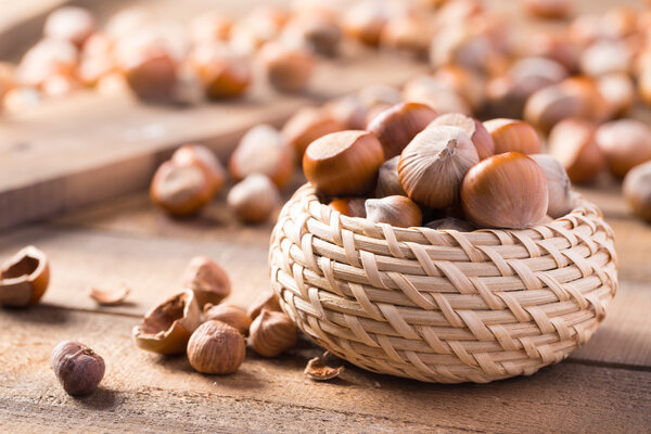 фундук на деревянном фоне