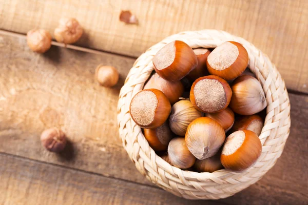 Lískové ořechy na dřevěném pozadí — Stock fotografie