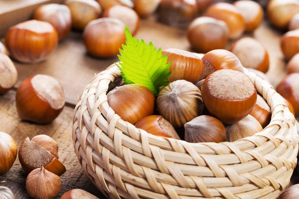 Lískové ořechy na dřevěném pozadí — Stock fotografie