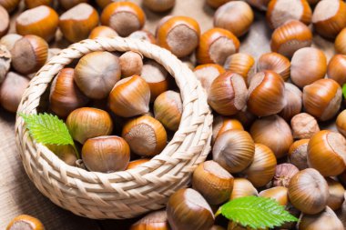 Ahşap arka planda fındıklar