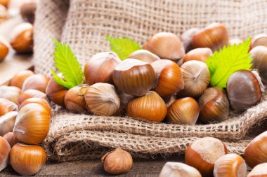 Ahşap arka planda fındıklar