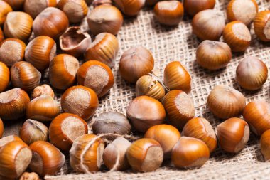 Ahşap arka planda fındıklar