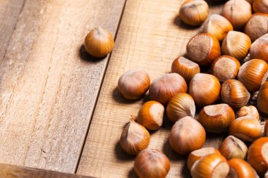 Ahşap arka planda fındıklar