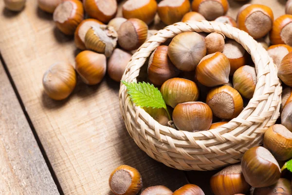 Avellanas sobre fondo de madera — Foto de Stock