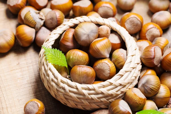 Avellanas sobre fondo de madera — Foto de Stock