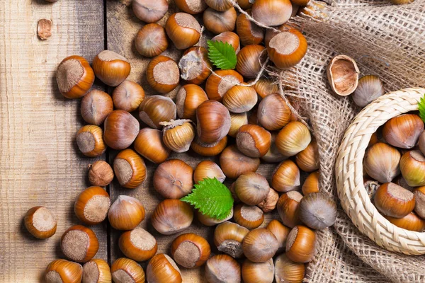 Avellanas sobre fondo de madera — Foto de Stock