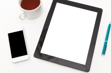 Defter ve Kupası ile akıllı telefon.